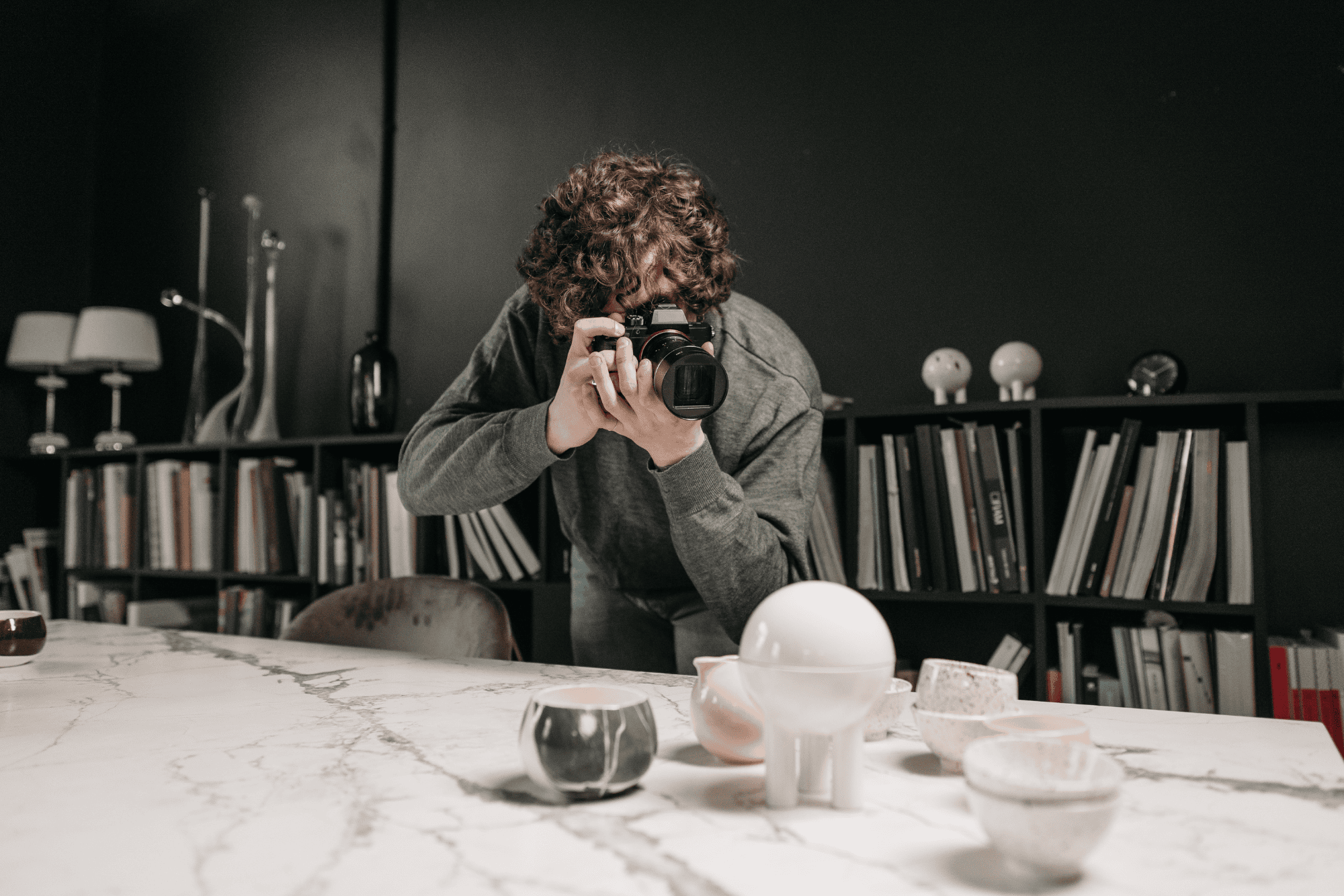 Mann fotografiert Dekoobjekte.